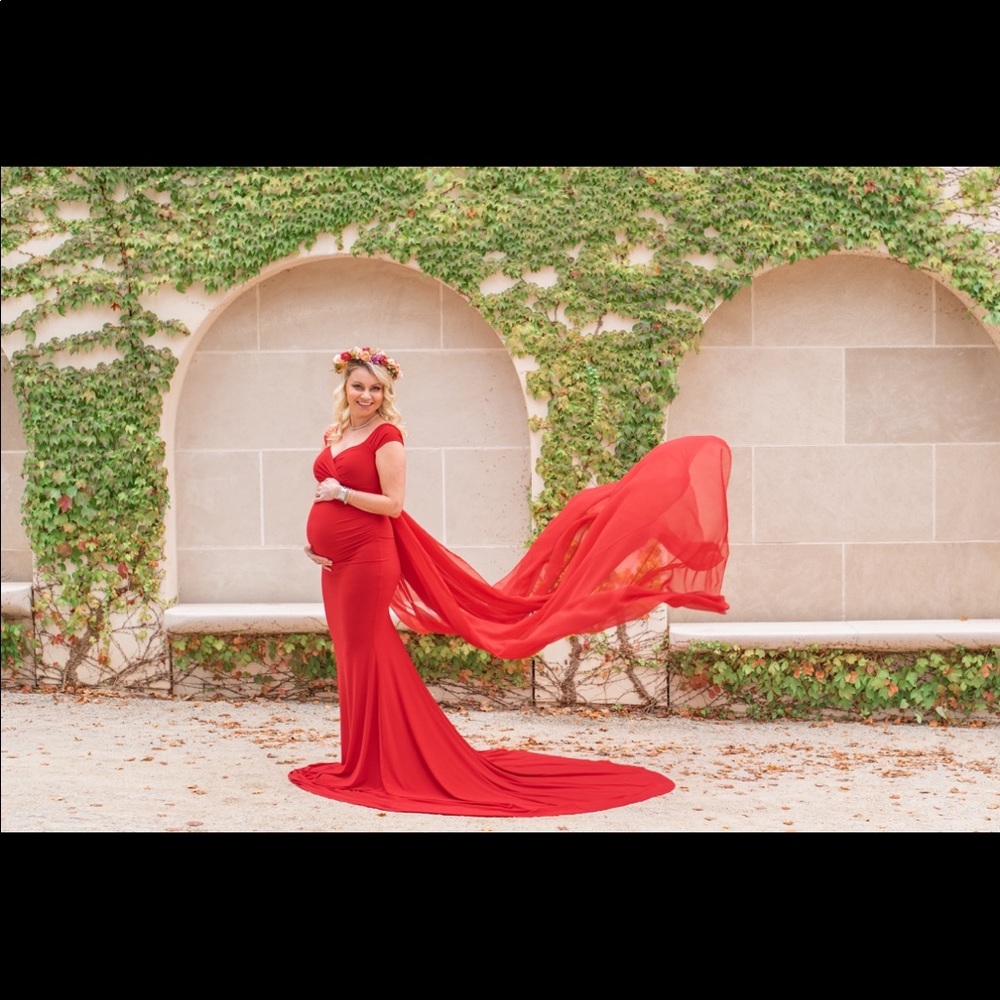 Maternity photoshoot dress with veil